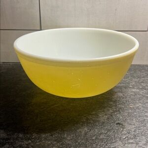 Pyrex Vintage yellow Mixing Bowl 404. 4 qt   Excellent condition. Some fades